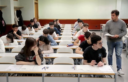 Un profesor entrega los exámenes a los alumnos en una de las clases de la Escuela de Ingenieros de Bilbao.