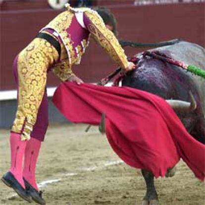 El Juli entra a matar a uno de sus toros en la corrida de la Prensa.