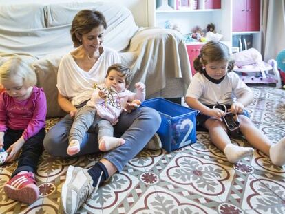 Marga Roure con sus hijos Núria, Santi, Carla y Laura.