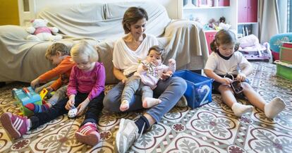 Marga Roure con sus hijos Núria, Santi, Carla y Laura.