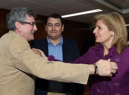 Luis Pizarro y Esperanza Oña se saludan, en presencia de Antonio Sanz.