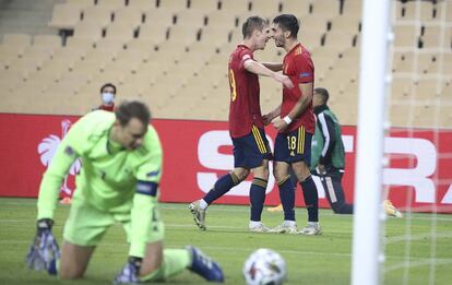Dani Olmo y Ferrán Torres celebran uno de los goles de España, mientras Neuer se incorpora.