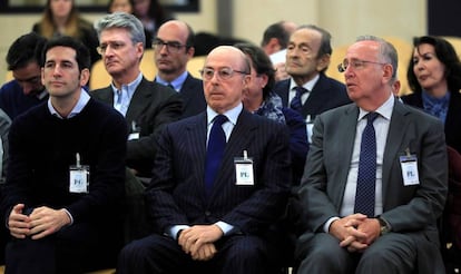 El antiguo presidente del grupo Pescanova Manuel Fernández de Sousa, a la derecha, en el juicio.