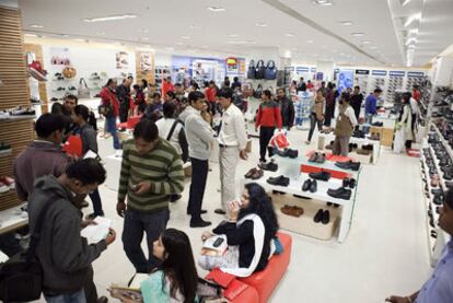 Consumidores indios compran en unos grandes almacenes recién inaugurados en Ghaziabad.