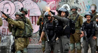 Fuerzas de seguridad israel&iacute;es, en un enfrentamiento con manifestantes palestinos en Bel&eacute;n.