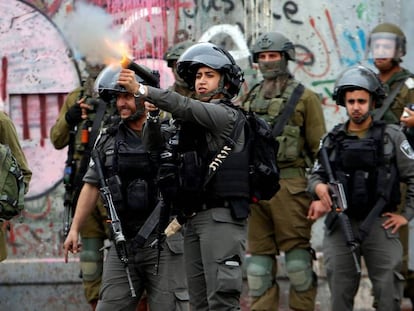 Fuerzas de seguridad israelíes, en un enfrentamiento con manifestantes palestinos en Belén.