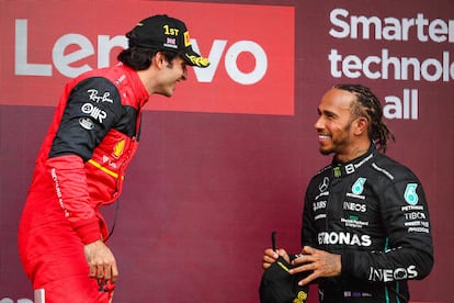 Carlos Sainz y Lewis Hamilton, en el podio del GP de Gran Bretaña en 2022.