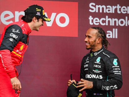 Carlos Sainz y Lewis Hamilton, en el podio del GP de Gran Bretaña en 2022.