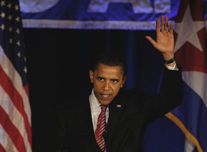 Barack Obama saluda tras pronunciar su discurso ante los exiliados cubanos el viernes pasado en Miami.