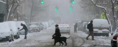 Caminantes bajo la nieve en el East Village de Nueva York, tras las fuertes nevadas de las últimas horas.