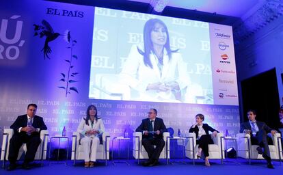 Mesa redonda sobre inversión en el foro 'El Perú, en futuro'. participaban Antonio Llarden, presidente de Enagas; Blanca Margali, Ministra de Comercio y Turismo de Perú; el redactor jefe de Economía de EL PAÍS, que moderaba el diálogo; Luisa García, presidenta de la Camara de Comercio de España en Perú y Dante Blotte, director de CFO de Repsol en Perú.