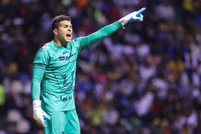 Julio se comunica con sus compañeros durante un partido del Pumas contra Puebla, en septiembre de 2022 en la ciudad de Puebla.