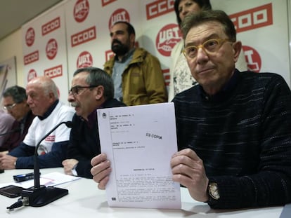 En el centro, con camiseta blanca, José Alcázar, portavoz de los 'ocho de Airbus' con sindicalistas y compañeros hoy tras conocerse la sentencia absolutoria.