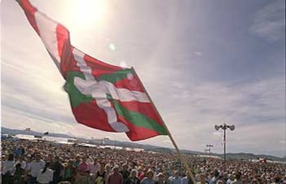 Militantes del PNV enarbolan para la prensa gráfica una bandera gigante de Euskadi  en el Alderdi Eguna (Día del Partido) del año 2002.