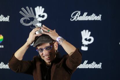 Fito Cabrales, de Fito y Fitipaldis, posa con el Premio a mejor grupo nacional que han recibido en la gala de entrega de los Premios 40 Principales.