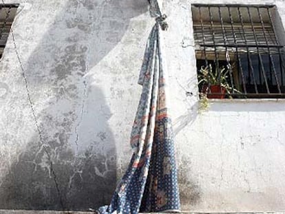 Los vecinos intentaron huir anudando sábanas desde las ventanas.