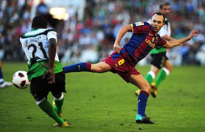 Iniesta intenta controlar el balón ante el racinguista Diop.