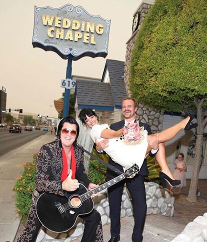 Brendan Paul, el popular imitador de Elvis Presley, fue el encargado de oficiar la ceremonia. La artista Lily Allen y el actor David Harbour, conocido por su papel en Stranger Things, se han casado por sorpresa en Las Vegas. La ceremonia se celebró en la capilla de Graceland el pasado lunes, aunque los contrayentes han desvelado en las últimas horas las imágenes del enlace.