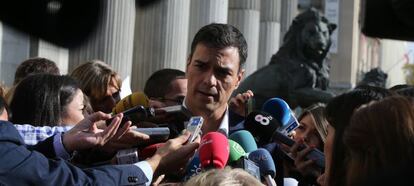 Pedro S&aacute;nchez, atendiendo a los medios en el Congreso de los Diputados