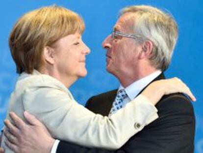 El candidato a presidir la Comisi&oacute;n Europea, Jean-Claude Juncker, junto a la canciller alemana, Angela Merkel, durante la pasada campa&ntilde;a de las elecciones europeas. EFE/EPA/UWE ANSPACH