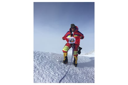 In 2015, Vázquez-Lavado climbed the Vinson Massif, the highest mountain in Antarctica at 4,892 meters above sea level.