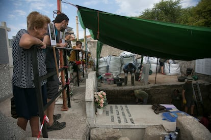 Trabajos de exhumación en el viejo cementerio de Colmenar Viejo (Madrid). 