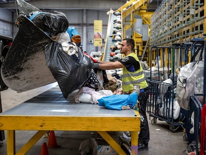 Planta de reciclaje textil de Koopera en Ribaroja (Valencia) donde se separa ropa usada parar reciclarla.