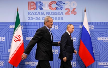 El presidente ruso, Vladímir Putin, recibe a su homólogo iraní, Masoud Pezeshkian, durante la cumbre de los BRICS en Kazán, este miércoles.