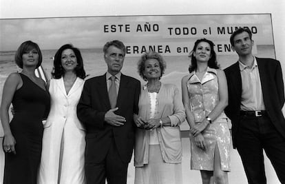 Presentación de la nueva programación de Antena 3 . En la foto desde la izquierda : Yvonne Reyes, Ana Rosa Quintana , Jesús Hermida, Carmen Sevilla, Silvia Jato y Juanjo Prats. C.115682-3/07/98.NUEVA PROGRAMACIÓN DE ANTENA TRES.FOTO: CLAUDIO ÁLVAREZ.