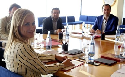 Cristina Cifuentes (left) at the meeting with Ciudadanos representatives.