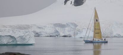 El velero de Unai Basurko navegando por las aguas de la Antártida. 