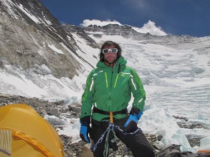 Alex Txikon en el campamento II, con el Lhotse al fondo.