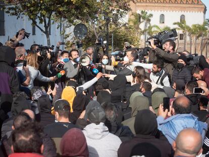 El alcalde de Cádiz, José María González, 'Kichi', muestra su apoyo a los manifestantes del sector del metal, megáfono en mano, hace un año durante la huelga que paralizó la Bahía.