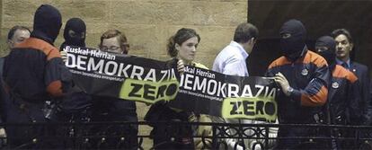 Miembros de ANV son desalojados del palco de invitados de la Casa de Juntas de Gernika.