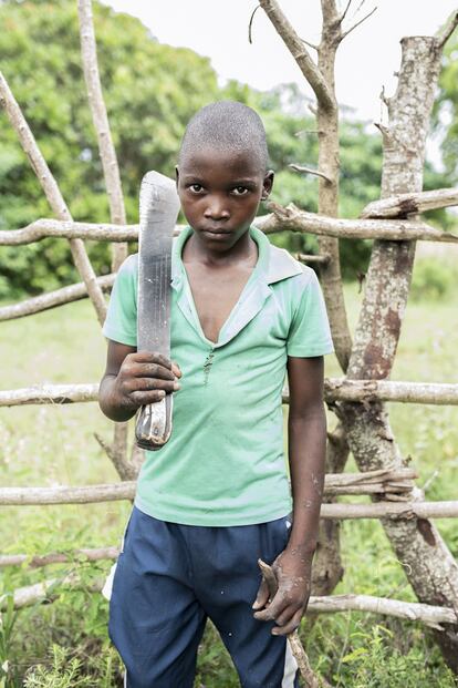 Otra de las herramientas básicas en la vida de cualquier mozambicano que viva o trabaje en el campo es la catana. En este caso, Guilherme Carlos Buquê de 14 años, es el responsable de llevarla. Es una herramienta multifunción y la utilizan tanto para defenderse del ataque de otros animales, como para cortar madera y preparar el fuego, abrir cocos...