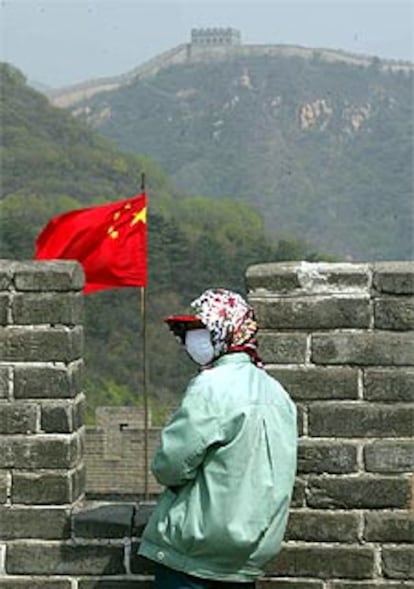 Un trabajador de la Gran Muralla china se protege del mal.