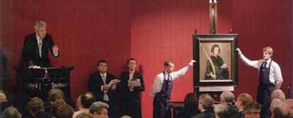 La obra de Velázquez<i> Santa Rufina</i>, mostrada en la galería Sotheby's de Londres antes de la subasta del cuadro.