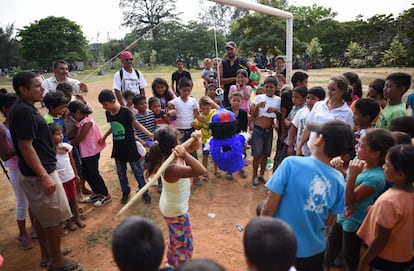 En el polideportivo Matias Romero se intenta entretener a los niños con juegos y actividades infantiles. Por ejemplo, con una piñata que un grupo de ellos se afana en romper con un palo.