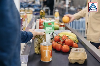 Una persona hace la compra en un supermercado.