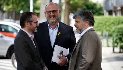 Des de l'esquerra, els diputats de JxCat Josep Costa, Eduard Pujol i Albert Batet.
