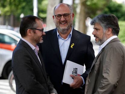 Des de l'esquerra, els diputats de JxCat Josep Costa, Eduard Pujol i Albert Batet.