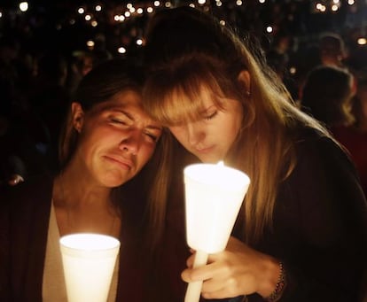 Kristen Sterner (izquierda) y Carrissa Welding, estudiantes de UCC en Roseburg, el jueves por la noche.