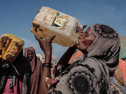 Hawa Mohamed Isack, de 60 años, bebe agua en Muuri, uno de los 500 campamentos para desplazados internos de la ciudad, en Baidoa, Somalia, el pasado 13 de febrero.