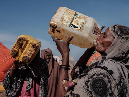 Hawa Mohamed Isack, de 60 años, bebe agua en Muuri, uno de los 500 campamentos para desplazados internos de la ciudad, en Baidoa, Somalia, el pasado 13 de febrero.