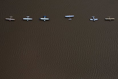 Aeroplanos cercados por las inundaciones del huracán Harvey en el Aeropuerto de Houston, el 30 de agosto.
