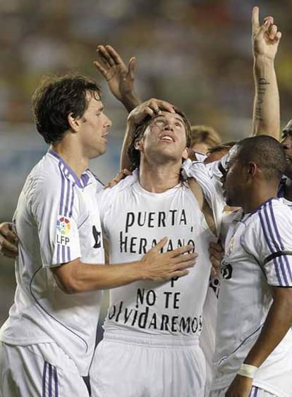 Sergio Ramos dedica a Puerta el tercer gol del Madrid, marcado por Van Nistelrooy a pase suyo.