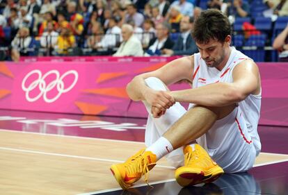 Marc Gasol sentado en la pista durante el descanso.