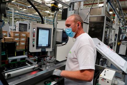 Un empleado en una planta del fabricante francés Valéo