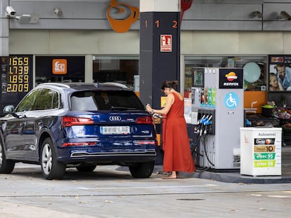 Una mujer reposta en una gasolinera de Barcelona, el pasado 30 de agosto.