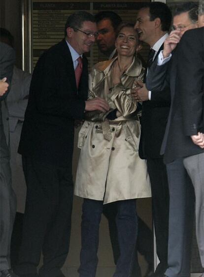 El alcalde de Madrid y el presidente del Gobierno junto a su esposa llegaron a la clínica Ruber Internacional prácticamente a la misma hora. Se saludaron en la puerta, donde charlaron unos minutos sobre la pequeña. En ese momento también estaban en la clínica  los Reyes.